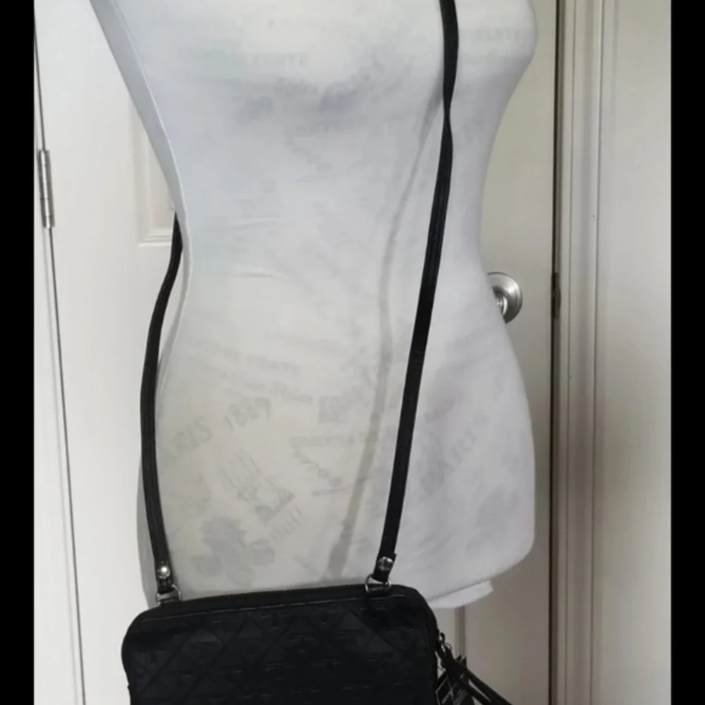*NWT* Tahari Wristlet/Crossbody